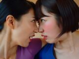 （ボイス有り）ヨガ中に鼻同士を合わせて争うふたり。